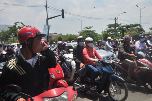 TP.HCM “quay cuồng” với nắng nóng xấp xỉ 40 độ C - ảnh 4