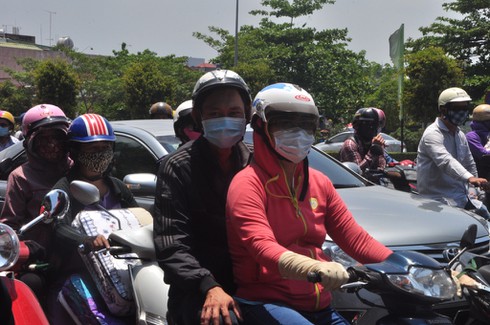 TP.HCM “quay cuồng” với nắng nóng xấp xỉ 40 độ C - ảnh 5