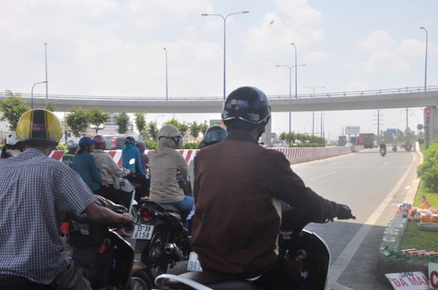 TP.HCM “quay cuồng” với nắng nóng xấp xỉ 40 độ C - ảnh 8