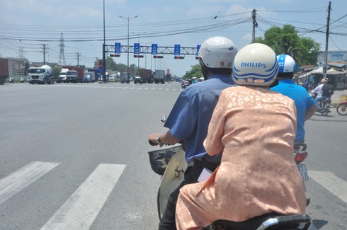 TP.HCM “quay cuồng” với nắng nóng xấp xỉ 40 độ C - ảnh 1