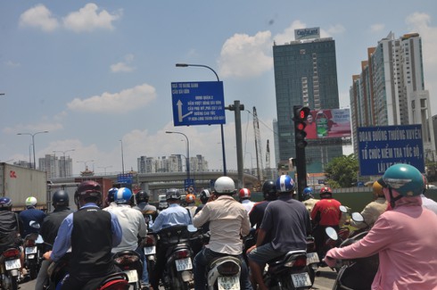 TP.HCM “quay cuồng” với nắng nóng xấp xỉ 40 độ C - ảnh 6