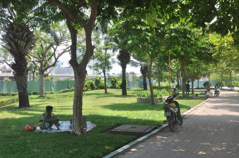 TP.HCM “quay cuồng” với nắng nóng xấp xỉ 40 độ C - ảnh 9