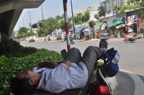 TP.HCM “quay cuồng” với nắng nóng xấp xỉ 40 độ C - ảnh 10