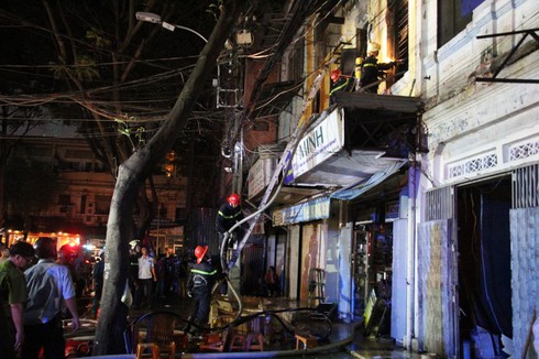 Lửa bao trùm cửa hàng điện tử, bé gái 2 tuổi tử vong - ảnh 2