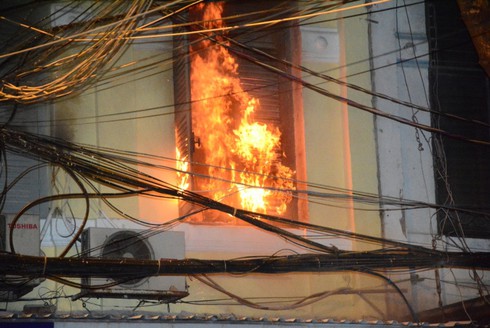 Lửa bao trùm cửa hàng điện tử, bé gái 2 tuổi tử vong - ảnh 1