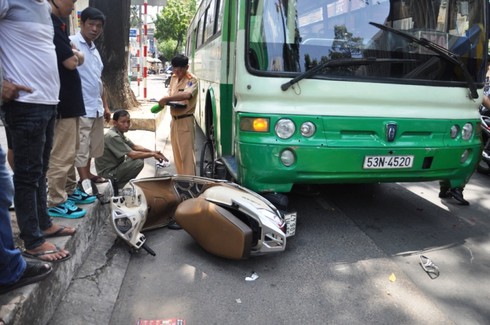 Người dân chung sức đẩy nghiêng xe buýt, cứu người phụ nữ dưới gầm xe - ảnh 2