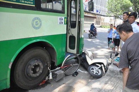 Người dân chung sức đẩy nghiêng xe buýt, cứu người phụ nữ dưới gầm xe - ảnh 1