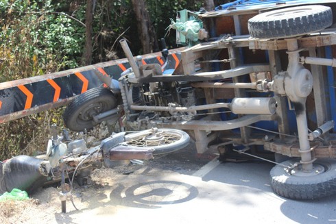 Xe ba gác tông vào xe máy chở thức ăn, 3 người phải đi cấp cứu - ảnh 2