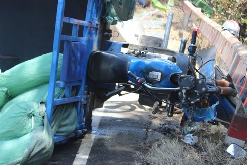 Xe ba gác tông vào xe máy chở thức ăn, 3 người phải đi cấp cứu - ảnh 1