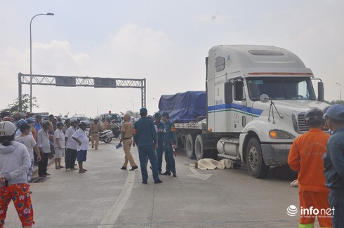 Bé gái 9 tuổi bị thương nặng kêu cứu bên thi thể người mẹ - ảnh 1