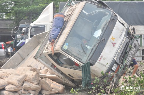 TP.HCM: Xe container húc xe tải lật ngang xuống đường - ảnh 1
