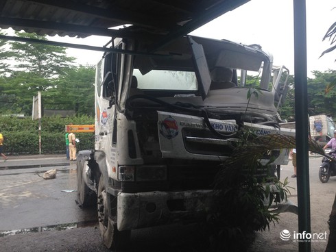 TP.HCM: Xe container húc xe tải lật ngang xuống đường - ảnh 2