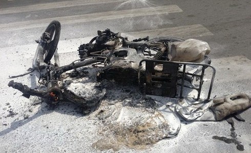 TP.HCM: Đang đổ dốc cầu ông Lãnh, xe máy bốc cháy ngùn ngụt - ảnh 1