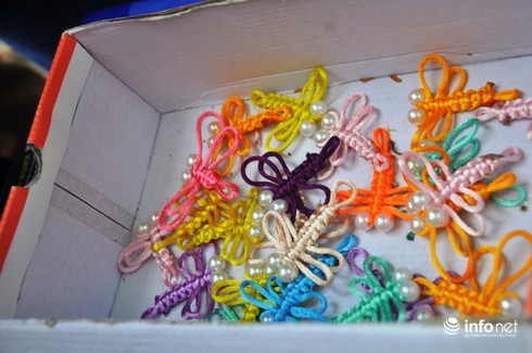 Sinh viên tình nguyện tết 1.000 con chuồn chuồn tiếp sức thí sinh - ảnh 1