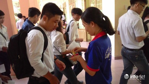 Sinh viên tình nguyện tết 1.000 con chuồn chuồn tiếp sức thí sinh - ảnh 3