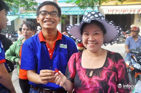 Sinh viên tình nguyện tết 1.000 con chuồn chuồn tiếp sức thí sinh - ảnh 2