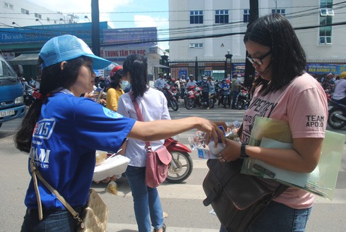 Hàng trăm suất cơm chay miễn phí ấm lòng sĩ tử - ảnh 6