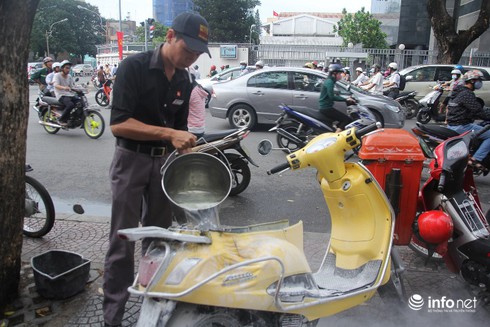 Cảnh sát giao thông kịp thời dập tắt vụ cháy xe máy giữa phố Sài Gòn - ảnh 1