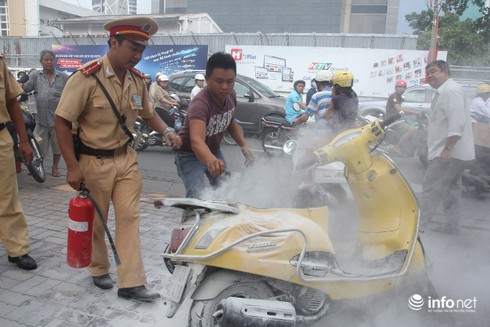 Cảnh sát giao thông kịp thời dập tắt vụ cháy xe máy giữa phố Sài Gòn - ảnh 2