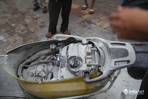 Cảnh sát giao thông kịp thời dập tắt vụ cháy xe máy giữa phố Sài Gòn - ảnh 3