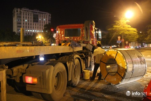 3 cuộn thép nặng hàng tấn rơi khiến người đi đường hú vía - ảnh 1