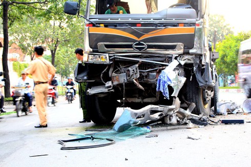 Tai nạn giữa 2 xe đầu kéo, 4 người bị thương - ảnh 1