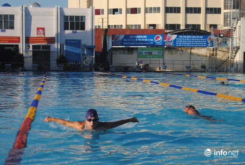 Những “rái cá” trung niên yêu thích bơi lội - ảnh 1