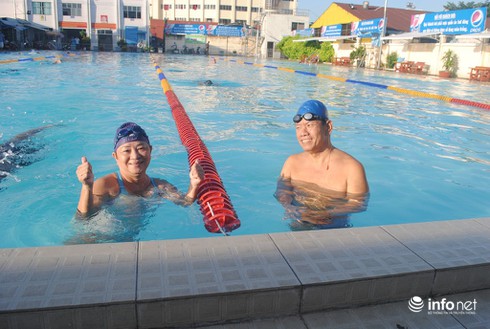 Những “rái cá” trung niên yêu thích bơi lội - ảnh 2