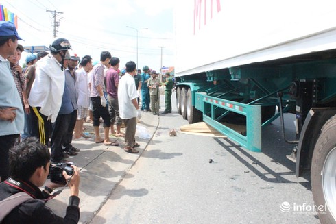 Hai vợ chồng trẻ chết thảm dưới bánh container - ảnh 1