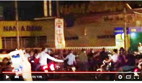 Đồng Nai: Dùng mã tấu, kiếm xông vào quán bar đâm chém dữ dội - ảnh 1