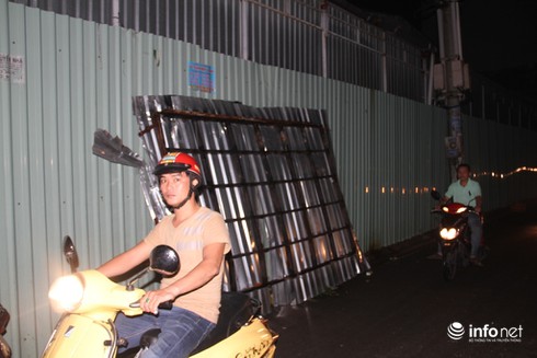 Mưa lốc kinh hoàng xô bật gốc cây, bảng hiệu khổng lồ ở Sài Gòn - ảnh 9