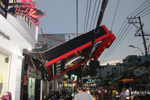 Mưa lốc kinh hoàng xô bật gốc cây, bảng hiệu khổng lồ ở Sài Gòn - ảnh 2