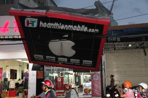 Mưa lốc kinh hoàng xô bật gốc cây, bảng hiệu khổng lồ ở Sài Gòn - ảnh 1