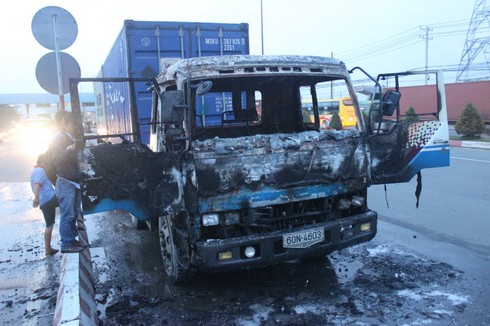 TP.HCM: Tài xếp đạp bung cửa khi xe đầu kéo bốc cháy dữ dội - ảnh 1