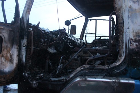 TP.HCM: Tài xếp đạp bung cửa khi xe đầu kéo bốc cháy dữ dội - ảnh 2