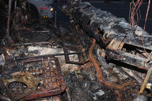 TP.HCM: Tài xếp đạp bung cửa khi xe đầu kéo bốc cháy dữ dội - ảnh 3