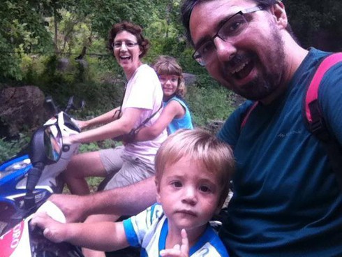 Ủy ban an toàn giao thông Quốc gia đề nghị Công an làm rõ vụ khách Tây mất đồ - ảnh 1