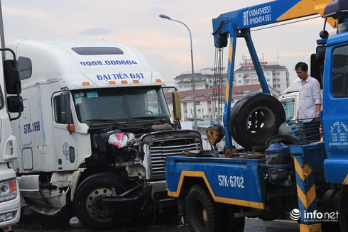 Kẹt xe nghiêm trọng sau vụ va chạm container - ảnh 1