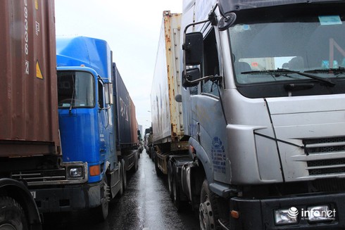 Kẹt xe nghiêm trọng sau vụ va chạm container - ảnh 3