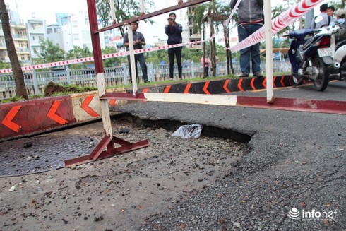 Hố ga nổ như bom giữa đường Trường Sa - ảnh 1