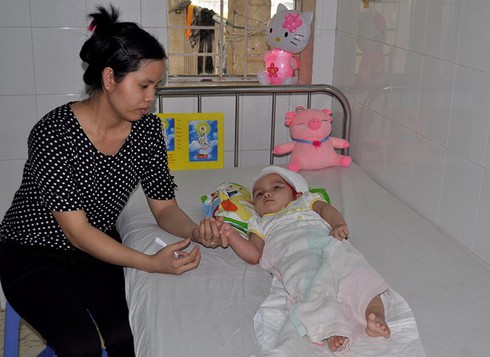 Khởi tố cô trông trẻ khiến bé gái ngã chấn thương sọ não - ảnh 1