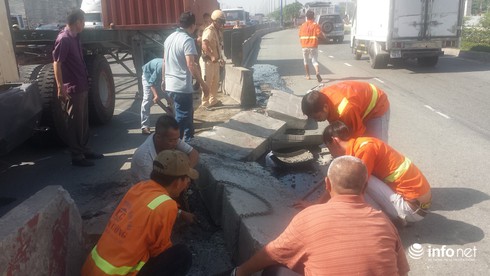 TP.HCM: Container đâm vào dải phân cách, giao thông ùn ứ kéo dài - ảnh 1
