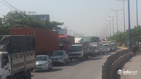 TP.HCM: Container đâm vào dải phân cách, giao thông ùn ứ kéo dài - ảnh 2