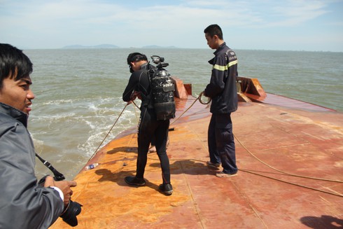 Vụ chìm tàu ở Soài Rạp: Kết thúc ngày tìm kiếm còn 4 nạn nhân mất tích - ảnh 4