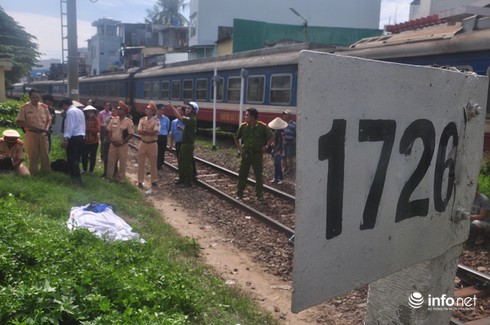 Đi trên đường ray xe lửa, 1 phụ nữ tử vong tại chỗ - ảnh 1