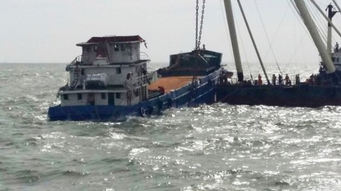 Trục vớt thành công tàu Hoàng Phúc 18 gặp nạn giữa biển - ảnh 1