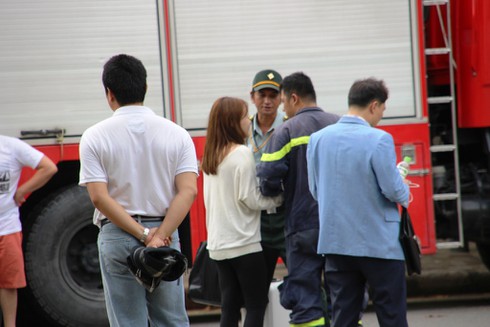 TP.HCM: Giải cứu thành công cô gái trèo cửa sổ nhà cao tầng tự tử - ảnh 3