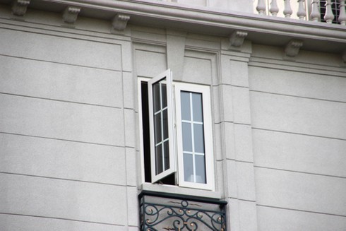 TP.HCM: Giải cứu thành công cô gái trèo cửa sổ nhà cao tầng tự tử - ảnh 1