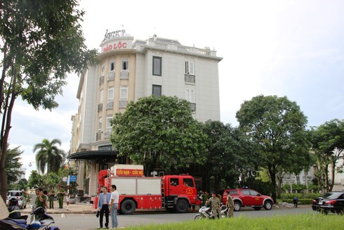 TP.HCM: Giải cứu thành công cô gái trèo cửa sổ nhà cao tầng tự tử - ảnh 2