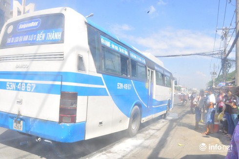 TP.HCM: Cháy xe buýt, kẻ gian lợi dụng chôm đồ hành khách - ảnh 1